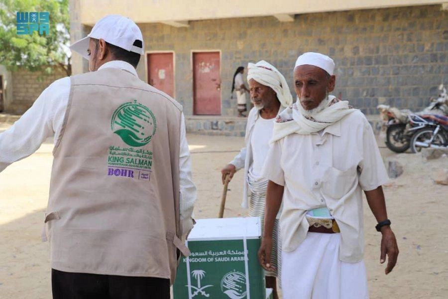 مسنان يتسلمان حصتهما في السلال     (واس)