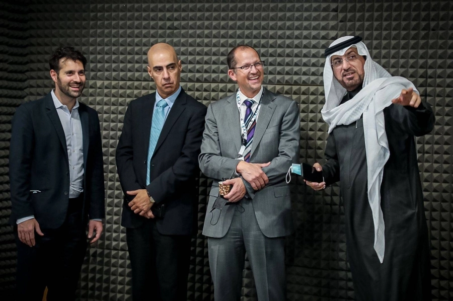  جيف ماجيونكالدا يستمع لشرح عن مدرسة البث الفضائي  (مكة) 