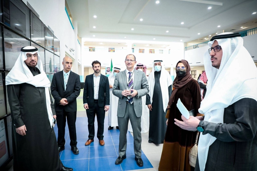 






جيف نكالدا خلال زيارته مدرسة البث الفضائي        (مكة)