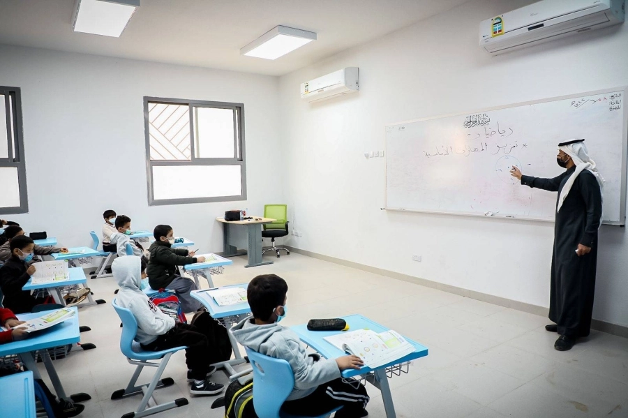 






معلم خلال تدريس طلاب ابتدائية                                     (مكة)