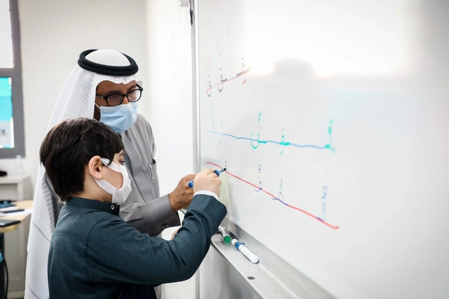 معلم يتابع تدريس أحد الطلاب (مكة)
