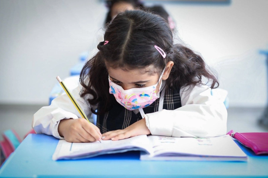 طالبة ابتدائية تحل واجبا مدرسيا (مكة)