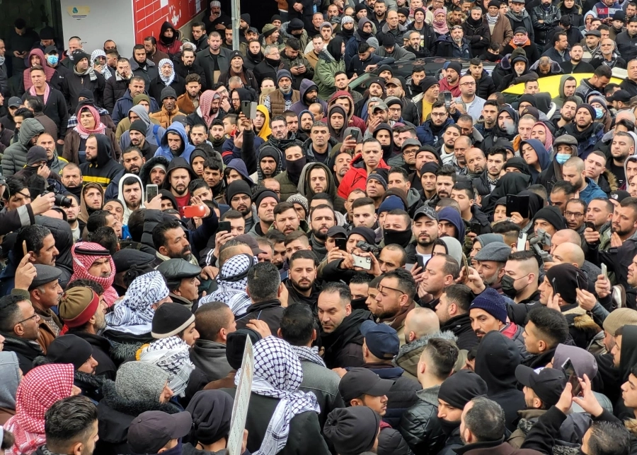 فلسطينيون في مظاهرة بالخليل على ارتفاع الأسعار (د ب أ)