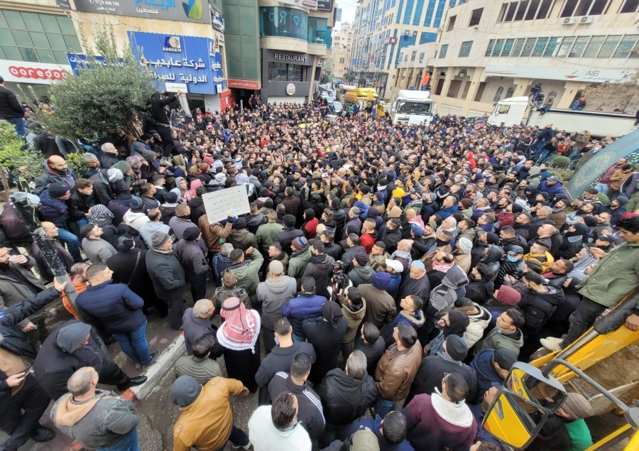 






فلسطينيون يتظاهرون في الخليل           (د ب أ)