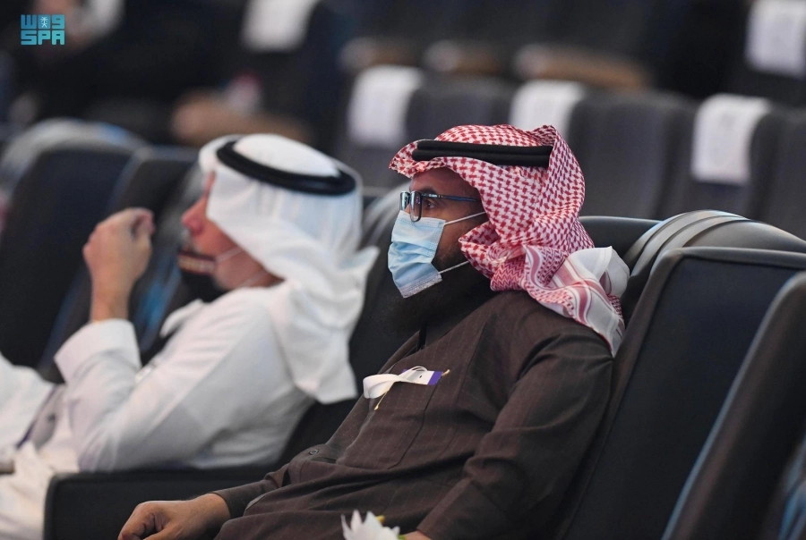 متابعون لجلسات المنتدى                                                   (مكة)