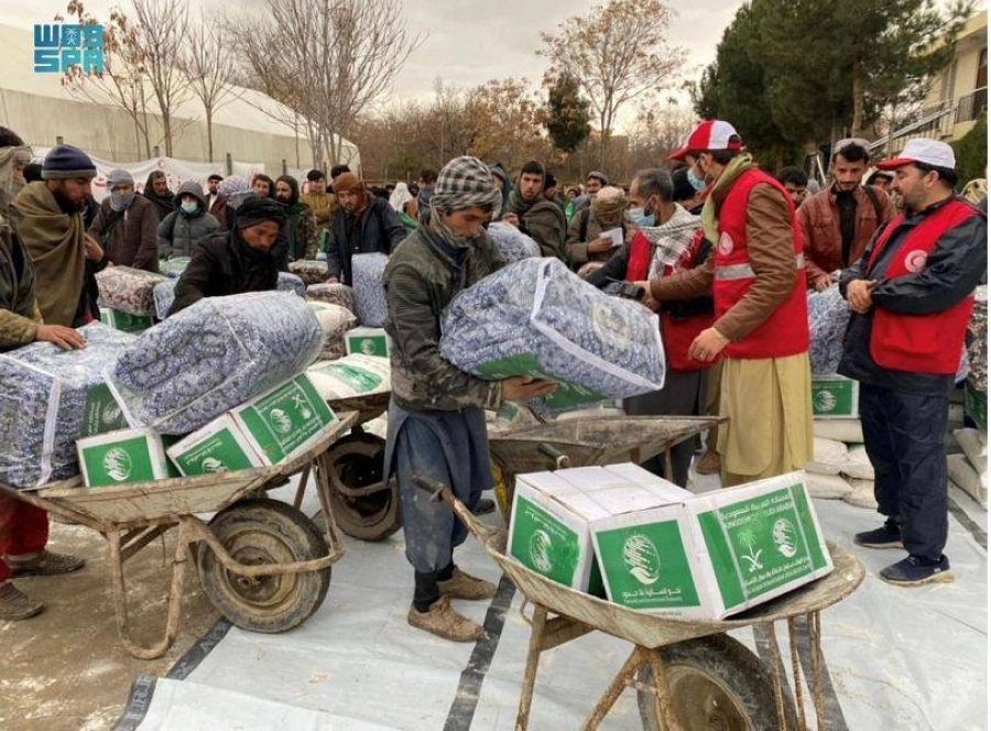 






أفغان يتسلمون مواد إيوائية من مركز الملك سلمان  (واس)