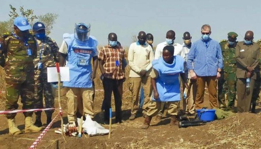 






فرق نزع الألغام في جنوب السودان                                                                      (مكة)