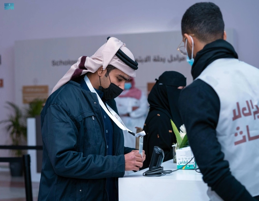 مشاركون خلال تدقيق البيانات       (مكة)