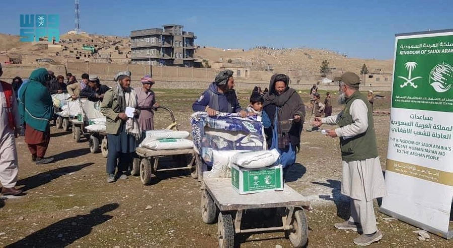 أسرة أفغانية تعود بالبطانيات والمواد الإيوائية