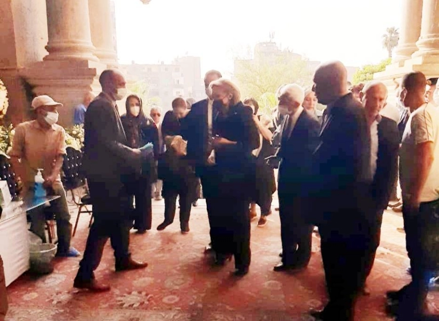 زوجة شاه إيران تزور قبر زوجها بأحد أحياء القاهرة (مكة)