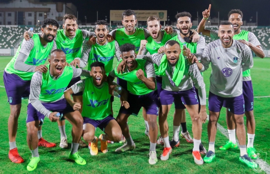 






لاعبو الأهلي يحتفلون بالفوز في المناورة                                          (مكة)