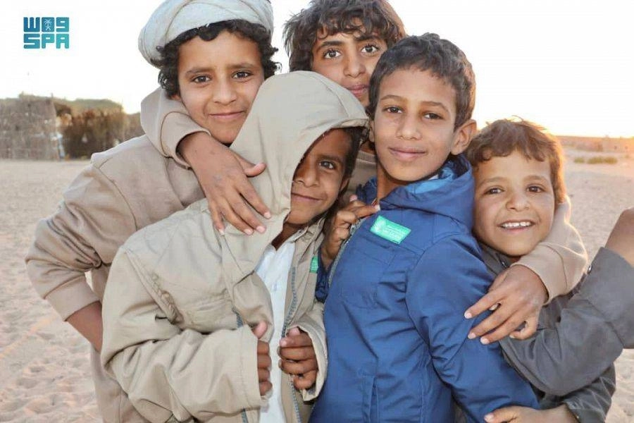 أطفال مبتهجون بالملابس الشتوية في المهرة       (واس)