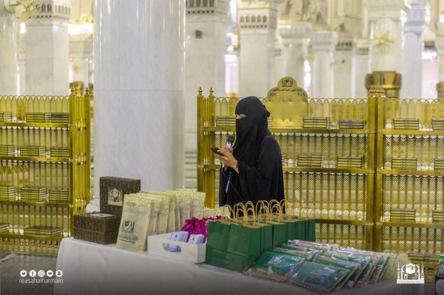 إحدى المسؤولات تعرف الوفد الأماني بالخدمات (مكة)