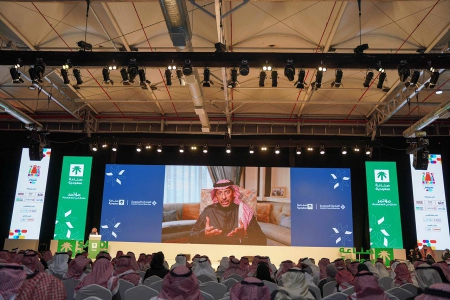 وزير الصناعة متحدثا عبر الشاشة