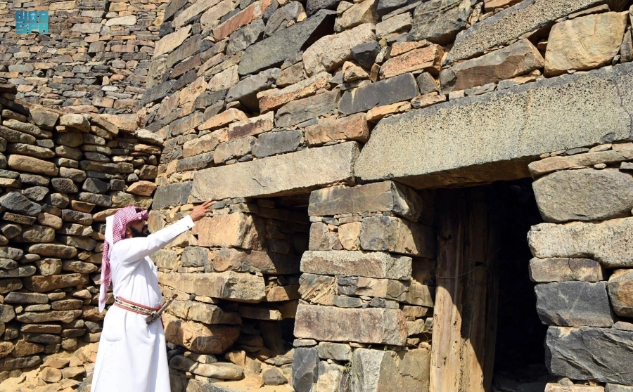 المواطن الشهري يشير لمواقع الترميم (مكة)