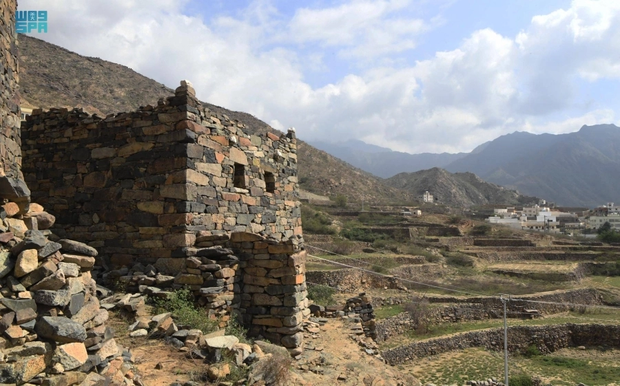 






بيت قديم على ربوة عالية