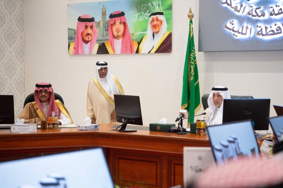 






.. ولدى ترؤسه اجتماعا في الليث