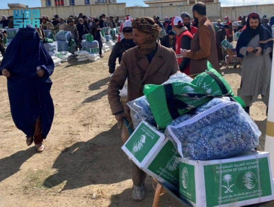 عائلات أفغانية تستفيد من المساعدات السعودية     (واس)
