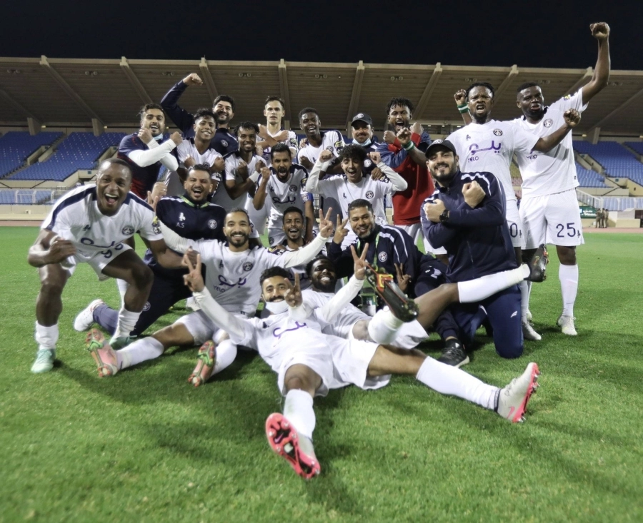 فرحة لاعبي العدالة بالفوز                                              (مكة)