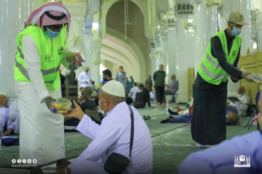 توزيع وجبات داخل المسجد الحرام (مكة)