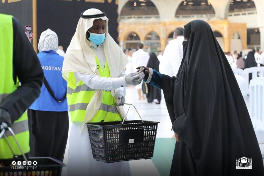 أحد المتطوعين يوزع الوجبات (مكة)