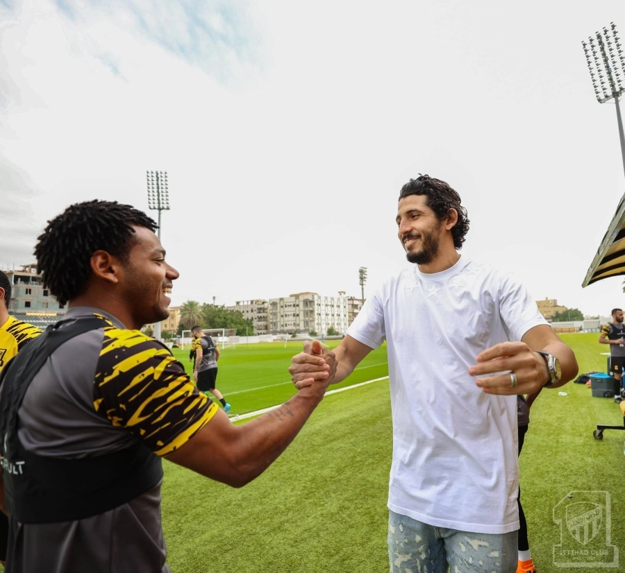 استقبال لاعبي الاتحاد لأحمد حجازي