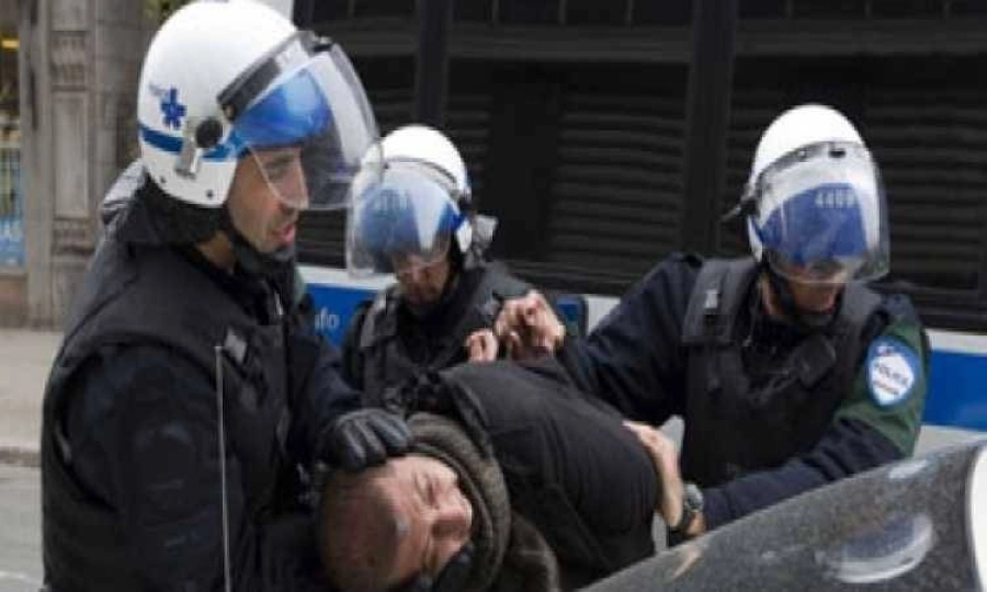 الشرطة الكندية تعنف أحد المتظاهرين (مكة)