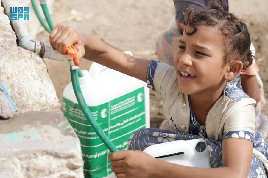 طفل يحصل على احتياجات أسرته من المياه (واس)