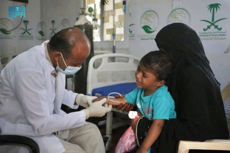 طبيب مركز الملك سلمان يكشف على أحد الأطفال (واس)