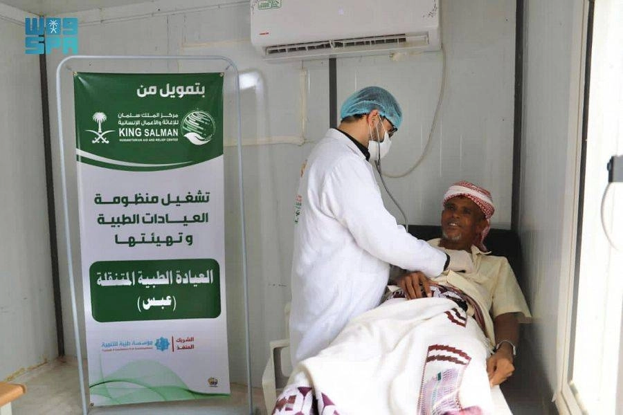 مسن يمني تحت الملاحظة في العيادة المتنقلة (واس)