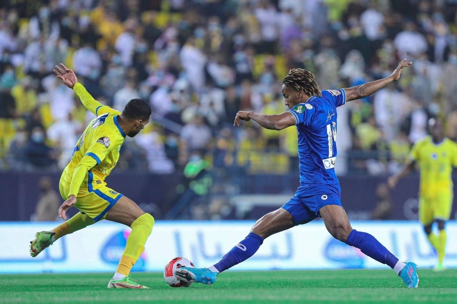 






كاريلو في محاولة للمرور من علي الحسن أمس