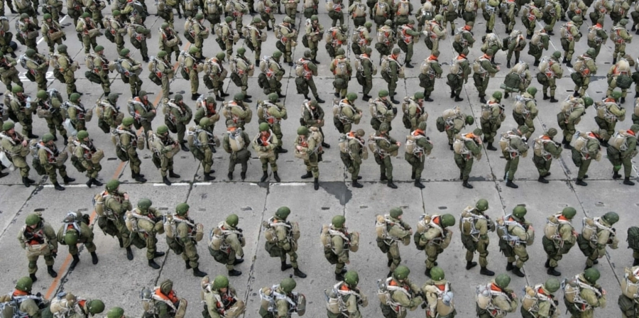 






مقاتلون روس جاهزون للاكتساح البري                                                                  (مكة)