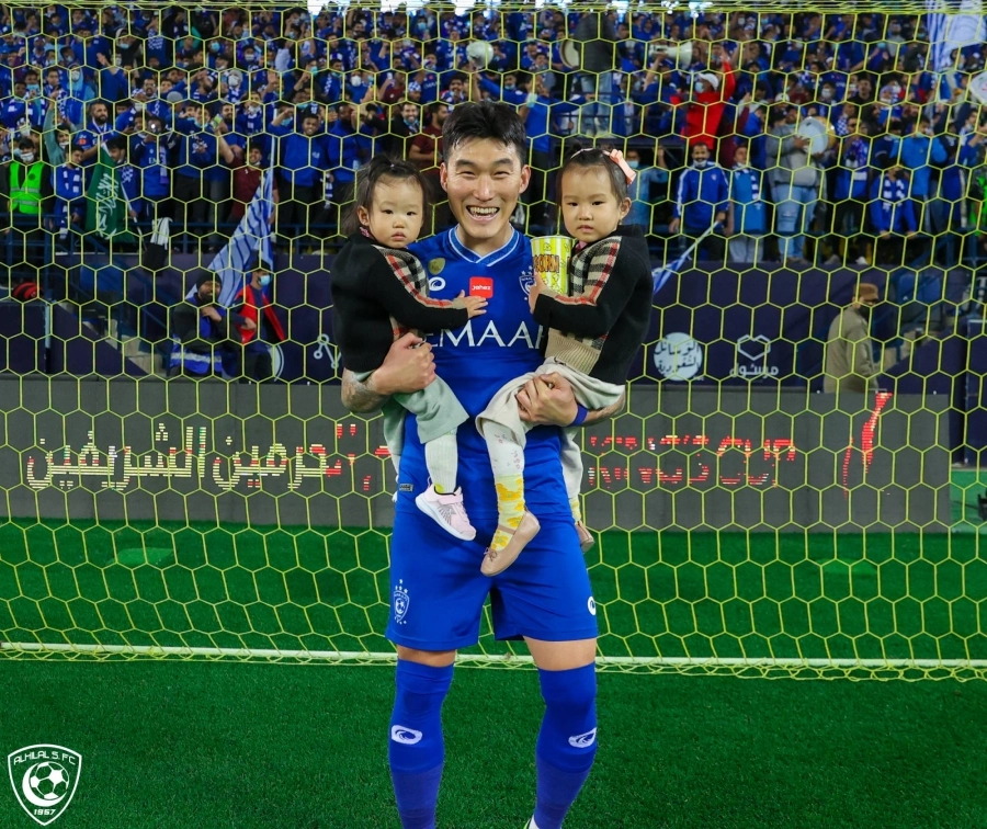 هيون سو يحتفل مع طفليه بالفوز على النصر