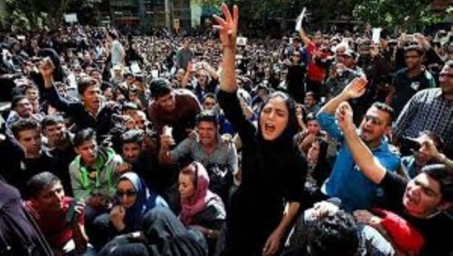 






إيرانيون يحتجون على النظام