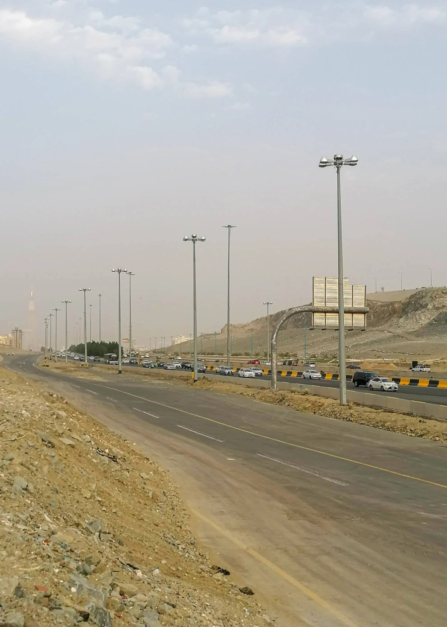 من الأراضي الفضاء (أنس الحارثي)