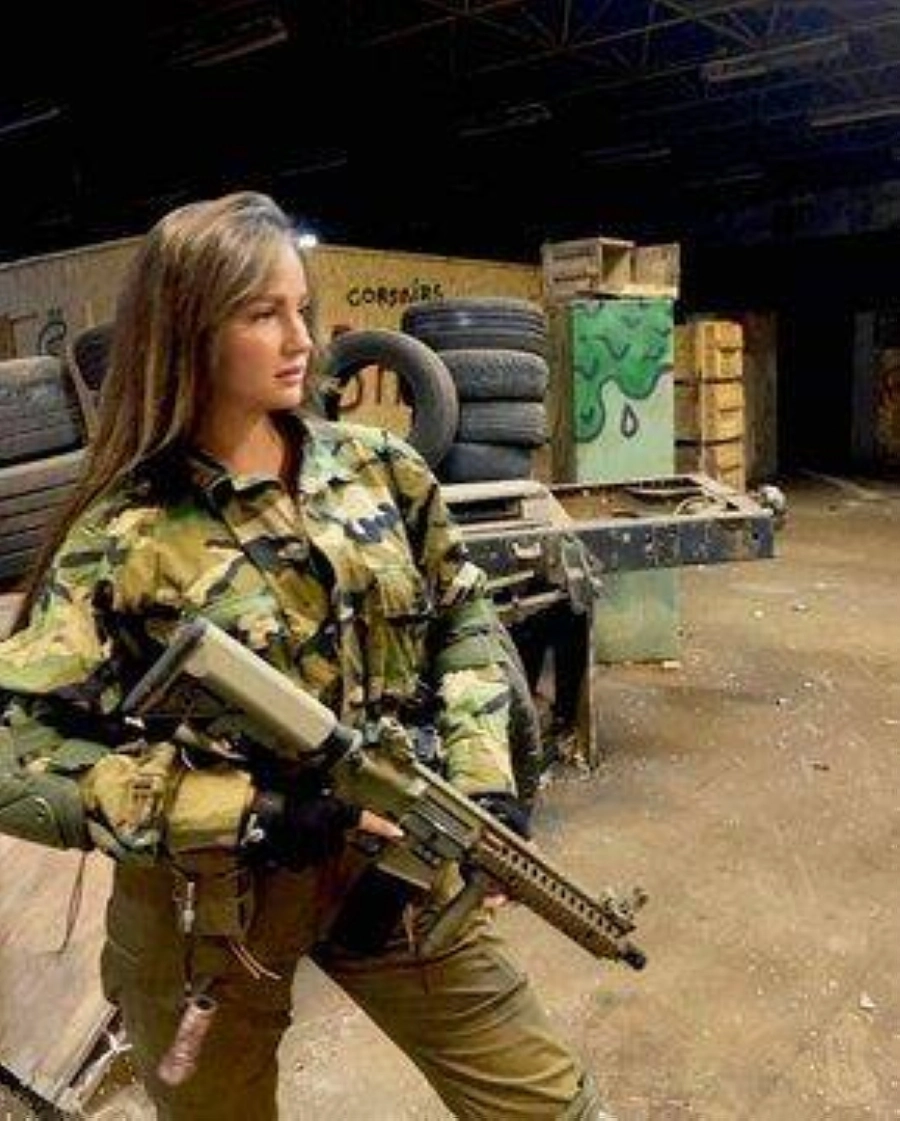 ملكة جمال أوكرانيا بالزي العسكري   (مكة)