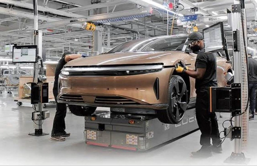 



من أحد خطوط إنتاج شركة لوسيد