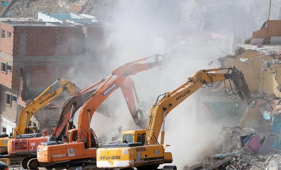 






أعمال الإزالة ما زالت مستمرة من أجل التطوير                                       (مكة)