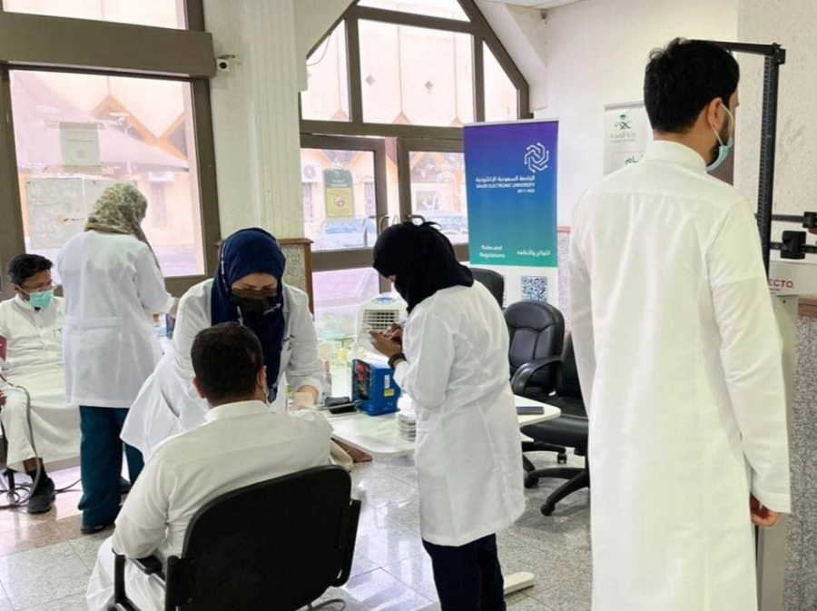 






فحص طبي لأحد الشباب في جدة أمس                                                            (مكة)