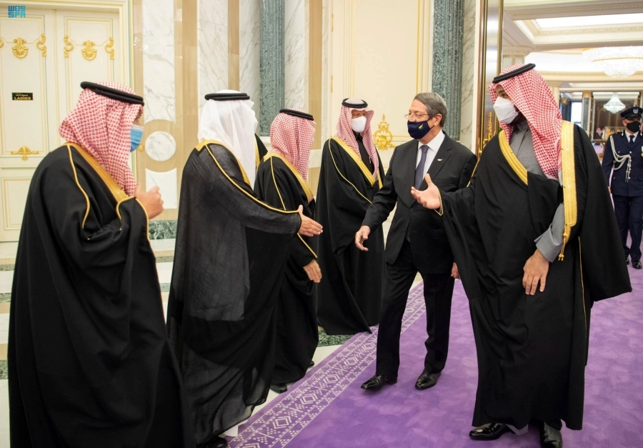 الأمير محمد بن سلمان خلال استقباله نيكوس أناستاسياديس              