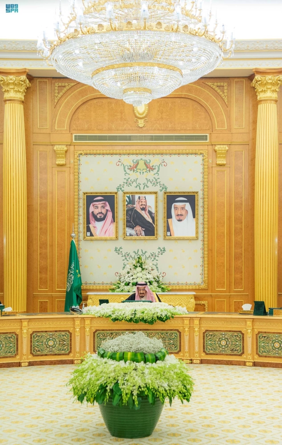 خادم الحرمين مترئسا جلسة مجلس الوزراء أمس (واس)