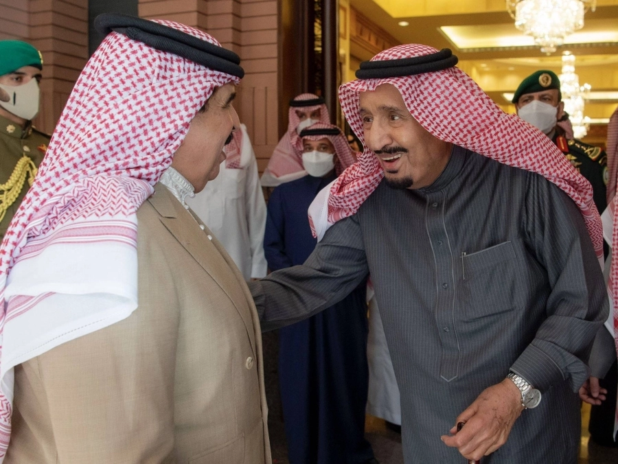 الملك سلمان لدى استقباله الملك حمد في قصره بالرياض أمس (واس)