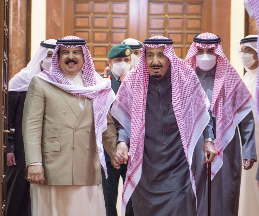 






الملك سلمان لدى استقباله الملك حمد في قصره بالرياض أمس                                     (واس)