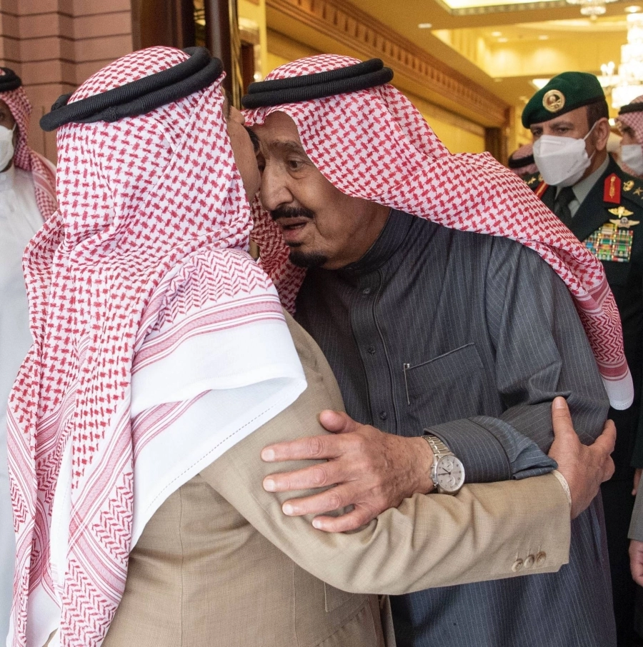






 ملك البحرين يطبع قبلة على جبين خادم الحرمين