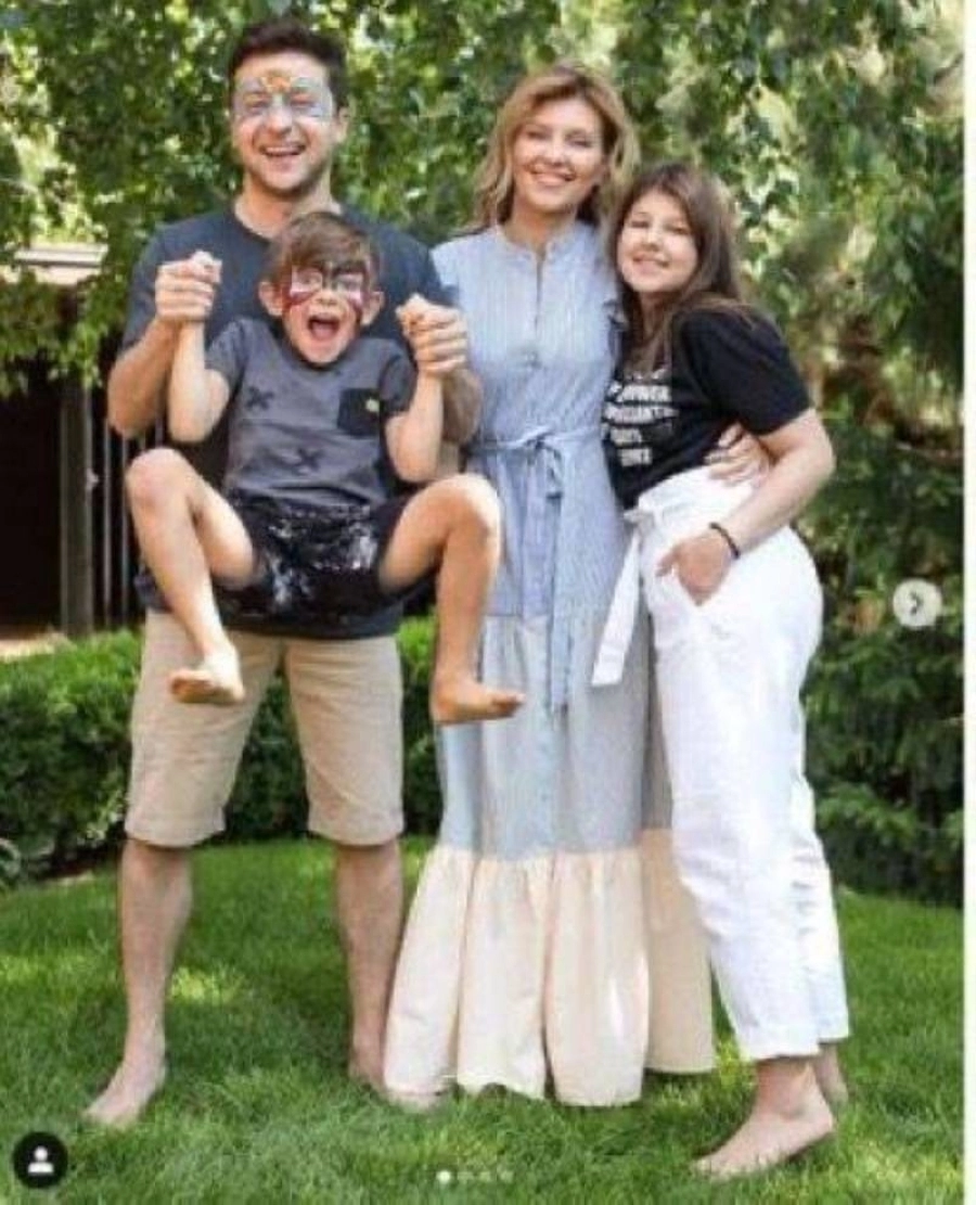 






مع زوجها وأبنائهما