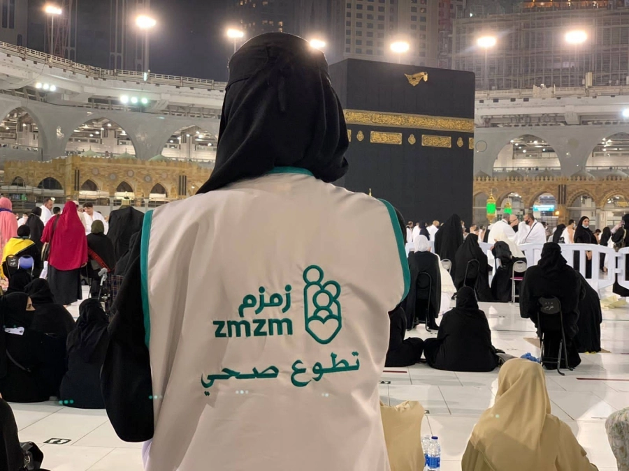 إحدى المتطوعات داخل المسجد الحرام (مكة)