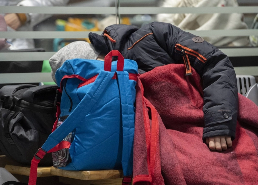 أوكراني نازح ينام في الشارع ( د ب أ)