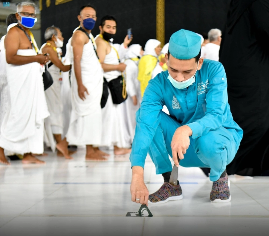 






إزالة ملصقات التباعد في البيت العتيق                                          (مكة)