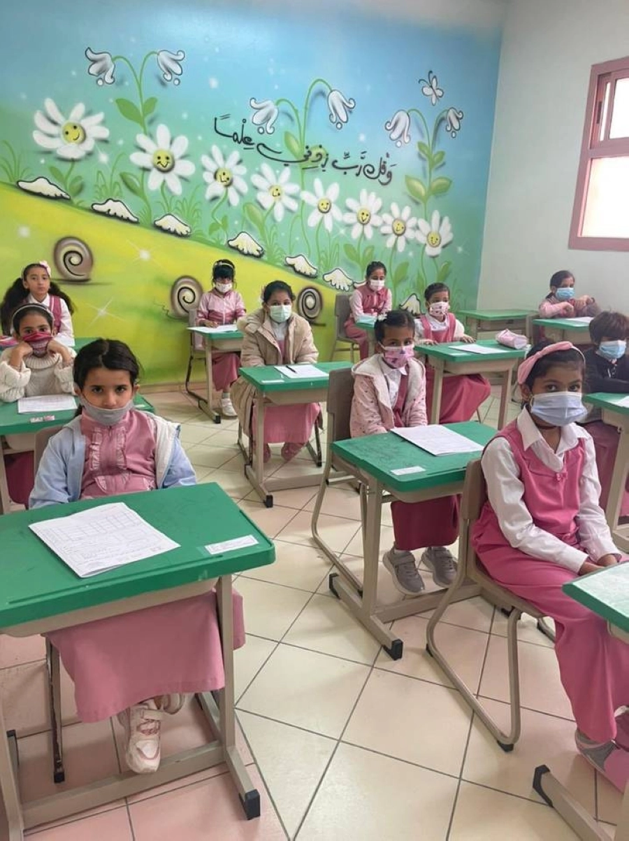 للمرة الأولى أدى طلاب وطالبات الابتدائية أمس الاختبارات حضوريا بعد تأديتها عن بعد لمدة عامين دراسيين بسبب جائحة كورونا، فيما كانت الحضورية الثانية للمرحلتين المتوسطة والثانوية بعد نجاحها في اختبارات نهاية الفصل الدراسي الأول.
