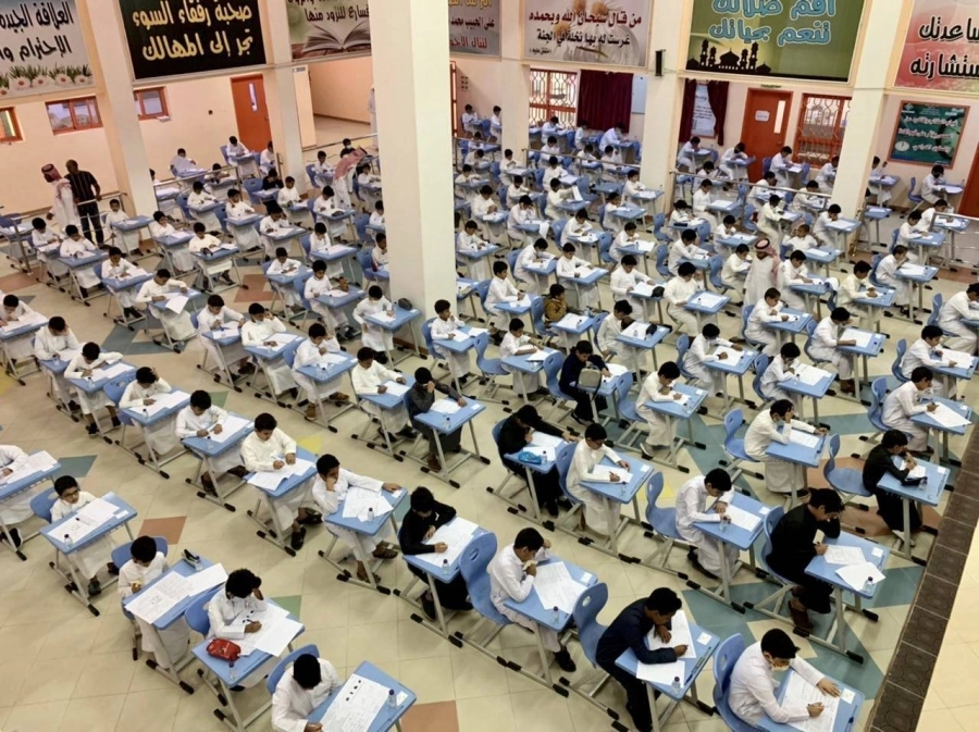 للمرة الأولى أدى طلاب وطالبات الابتدائية أمس الاختبارات حضوريا بعد تأديتها عن بعد لمدة عامين دراسيين بسبب جائحة كورونا، فيما كانت الحضورية الثانية للمرحلتين المتوسطة والثانوية بعد نجاحها في اختبارات نهاية الفصل الدراسي الأول.
